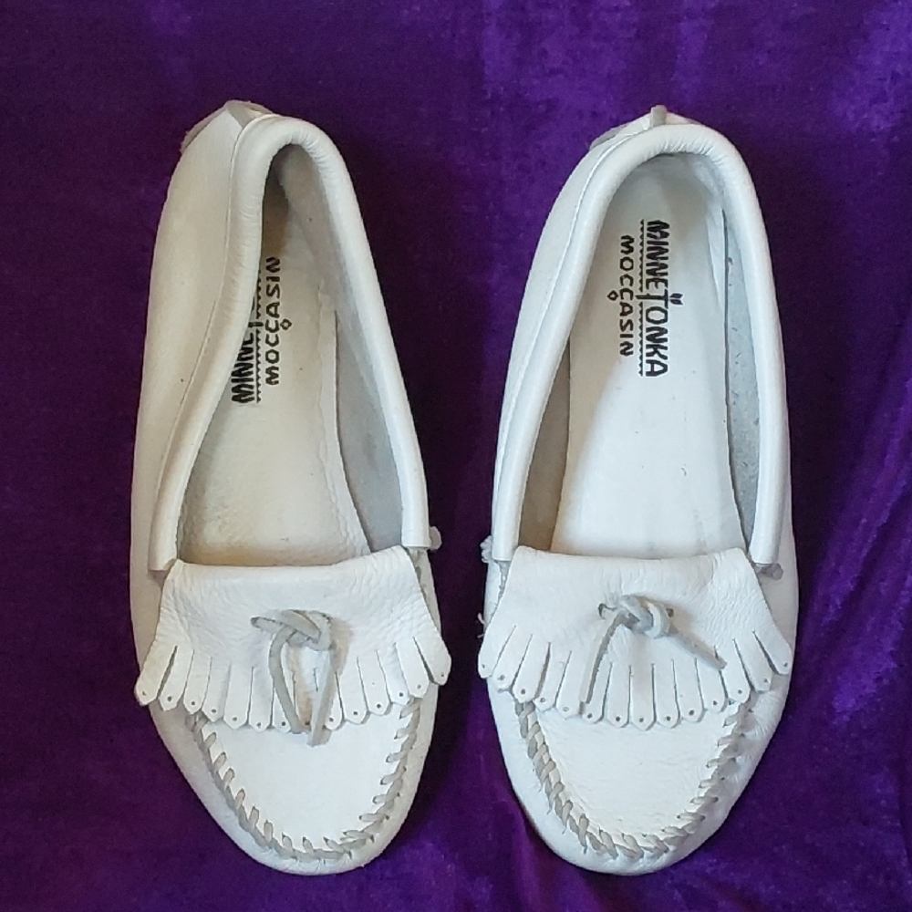 Minnetonka White Leather Fringe Kiltie Moccasins